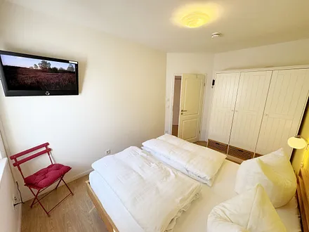 Schlafzimmer mit Doppelbett und Kleiderschrank