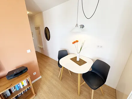 Esstisch mit Stühlen