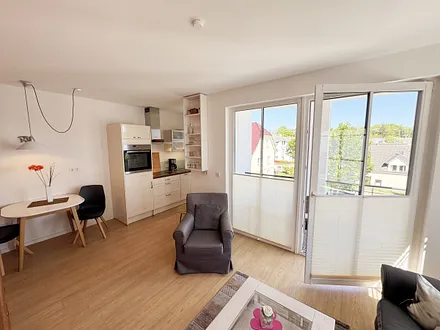 offener Küchenbereich mit Esstisch