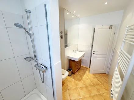 Badezimmer mit Dusche und Waschbecken