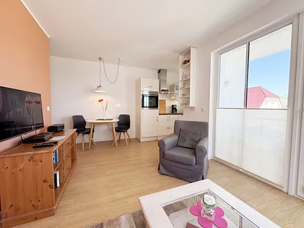 Wohn-und Essbereich mit Blick zur Küche