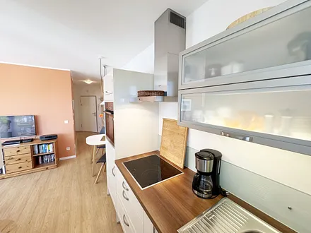 Küchenzeile mit diversen Küchenhelfern