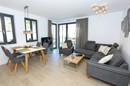 modernes Wohnzimmer mit großer Couch