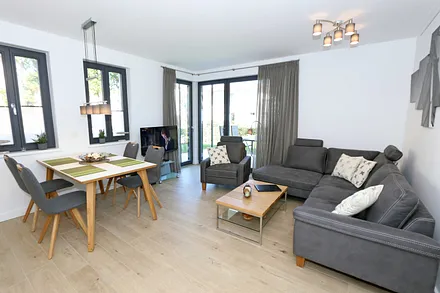 modernes Wohnzimmer mit großer Couch