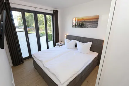 erstes Schlafzimmer mit Boxspringbett