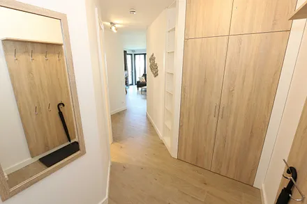 heller Flurbereich mit Garderobe