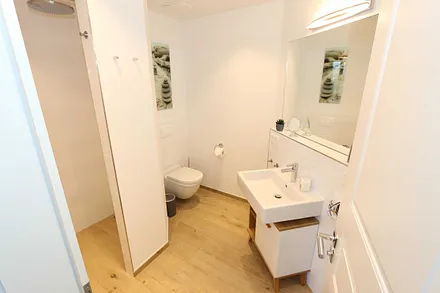 kleines Badezimmer mit WC