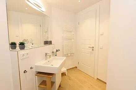 kleines Badezimmer mit Spiegel