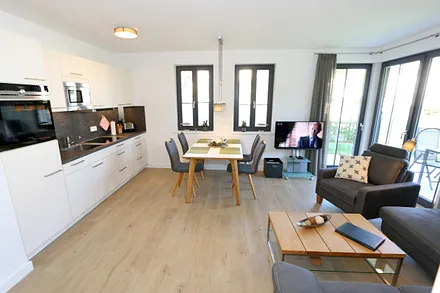 modernes Wohnzimmer mit Blick zur Küche