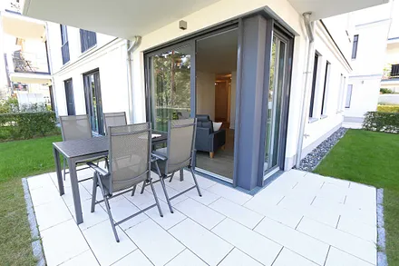 bestuhlte Terrasse mit Blick ins Grüne