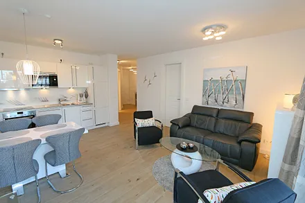 Wohnzimmer mit Blick zu Küche