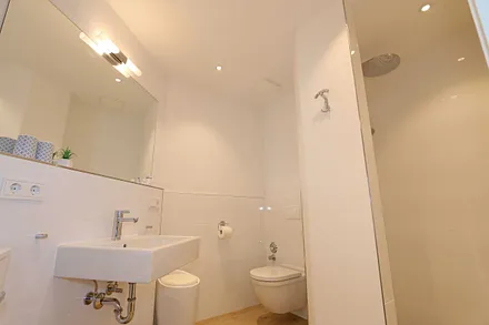 Badezimmer mit Dusche