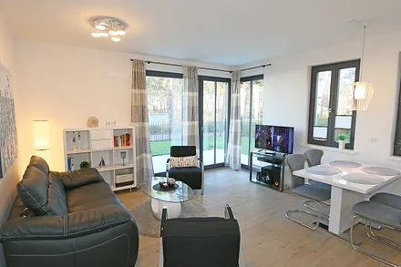 Wohnzimmer mit gemütlicher Couch