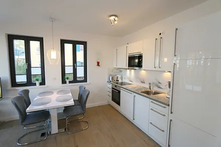 moderner Küchenbereich mit Esstisch