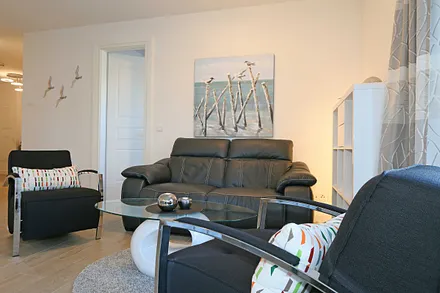 Wohnzimmer mit gemütlicher Couch