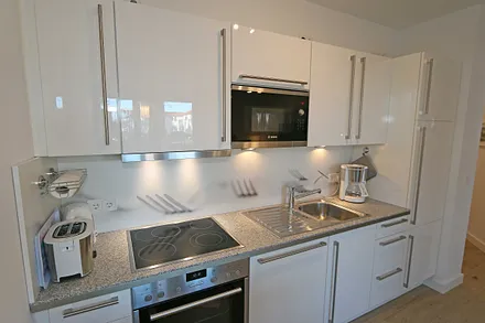 Küchenzeile mit modernen Geräten