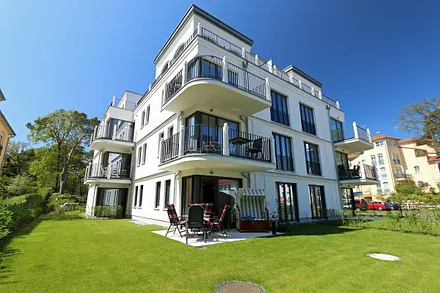 Blick vom Garten auf die Villa Andrea