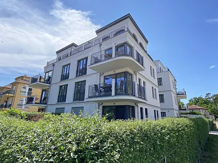 seitlicher Blick auf die Villa Andrea