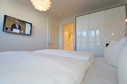 Schlafzimmer mit Doppelbett und Kleiderschrank