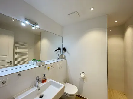 2. Bad mit Waschbecken