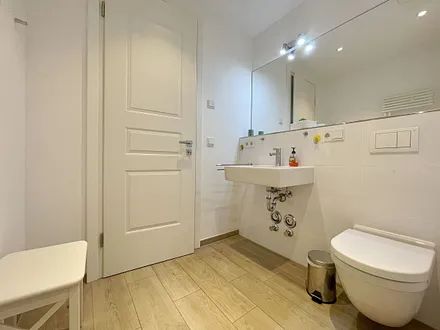 2. Bad mit Waschbecken und WC