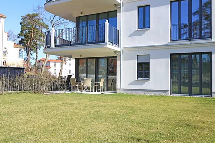Blick vom Garten auf die Terrasse