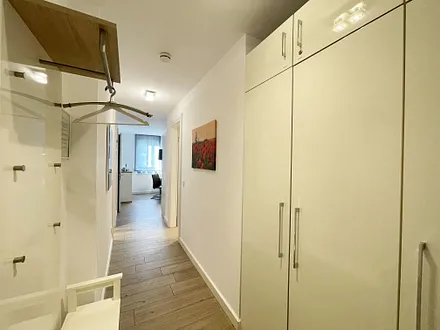Flur mit großem Schrank