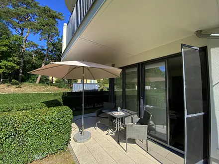 bestuhlte Terrasse mit Gartenanteil