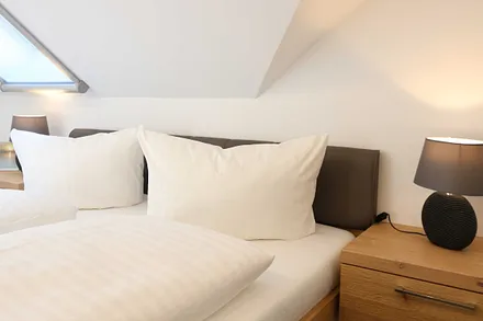 Schlafzimmer mit individuell einstellbaren Betten (1,80 m x 2,00 m) ,verstellbare Lattenroste,elektrisch betriebenes Dachfenster,2 große Kleiderschränke,breite Schubkastenkommode & Smart-Tv 