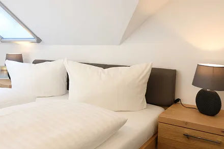 Schlafzimmer mit Doppelbett und Kleiderschrank