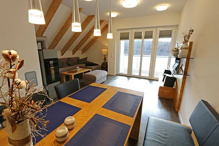 großer Eichenholztisch mit Freischwinger-Stühlen und bequemer Sitzbank