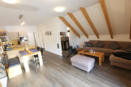 Wohn/Essbereich mit Massivholzmöbel und bodentiefen Fenstern