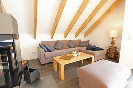 Wohnbereich mit gemütlicher Sitzlandschaft (Ausziehfunktion für die 3./4. Person (1,40 m x 2,00 m),Couchtisch,Hockerbank,Leselampe,Beistelltisch mit Tischlampe im maritimen Stil,Lowboard & Smart-Tv