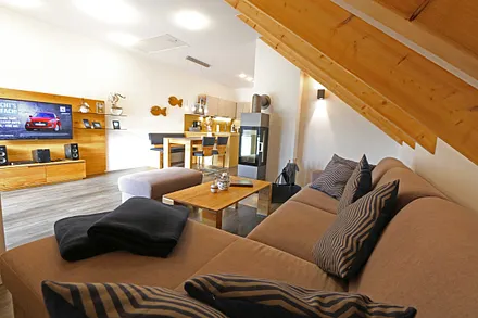 Wohnbereich mit gemütlicher Sitzlandschaft (Ausziehfunktion für die 3./4. Person (1,40 m x 2,00 m),Couchtisch,Hockerbank,Leselampe,Beistelltisch mit Tischlampe im maritimen Stil,Lowboard & Smart-Tv