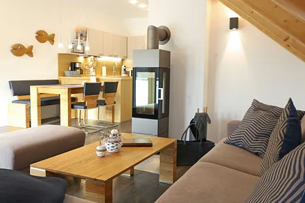 Wohnbereich mit gemütlicher Sitzlandschaft (Ausziehfunktion für die 3./4. Person (1,40 m x 2,00 m),Couchtisch,Hockerbank,Leselampe,Beistelltisch mit Tischlampe im maritimen Stil,Lowboard & Smart-Tv