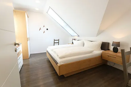 Schlafzimmer mit Doppelbett