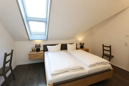 Schlafzimmer mit individuell einstellbaren Betten (1,80 m x 2,00 m) ,verstellbare Lattenroste,elektrisch betriebenes Dachfenster,2 große Kleiderschränke,breite Schubkastenkommode & Smart-Tv 