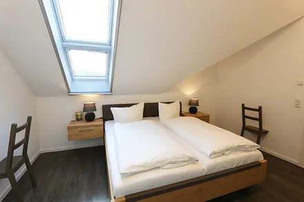 Schlafzimmer mit Doppelbett