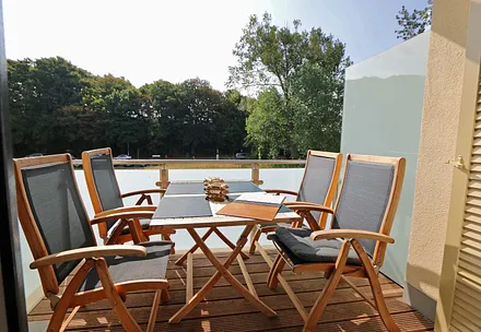 bestuhlter Balkon in ruhiger Lage