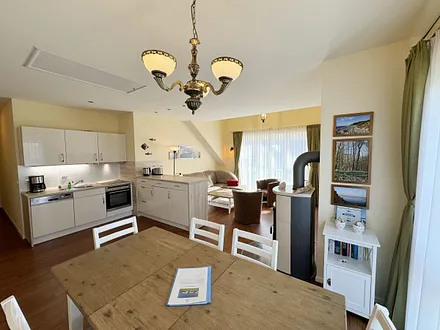 komfortable Küchenzeile mit modernen Küchengeräten - Cerankochfeld, Backofen, Kühlschrank mit Gefrierkombination, Spülmaschine, Kaffeemaschine, Wasserkocher, Toaster und diversen Kochutensilien