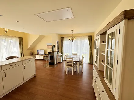 Wohn-/Esszimmer mit Massivmöbel im Landhausstil und bodentiefen Fenstern