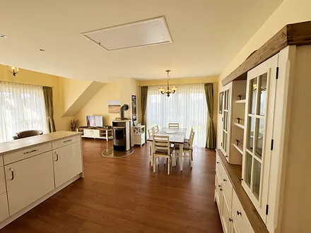 Blick vom Flur in das Wohnzimmer