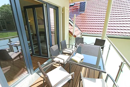 bestuhlter Balkon mit Blick ins grüne
