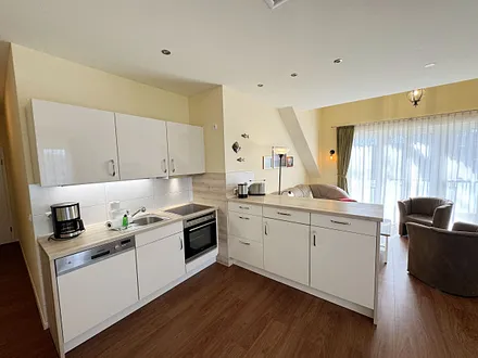 komfortable Küchenzeile mit modernen Küchengeräten - Cerankochfeld, Backofen, Kühlschrank mit Gefrierkombination, Spülmaschine, Kaffeemaschine, Wasserkocher, Toaster und diversen Kochutensilien