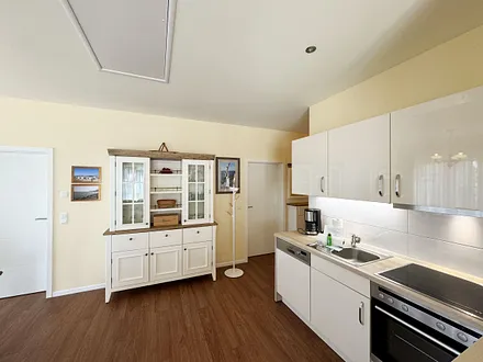 komfortable Küchenzeile mit modernen Küchengeräten - Cerankochfeld, Backofen, Kühlschrank mit Gefrierkombination, Spülmaschine, Kaffeemaschine, Wasserkocher, Toaster und diversen Kochutensilien