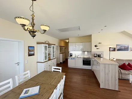 komfortable Küchenzeile mit modernen Küchengeräten - Cerankochfeld, Backofen, Kühlschrank mit Gefrierkombination, Spülmaschine, Kaffeemaschine, Wasserkocher, Toaster und diversen Kochutensilien