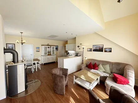 Wohnbereich mit einer Couch (Aufbettungsmöglichkeit für 5. Person 1,20m x 2,00m), Couchtisch, Leselampe, LCD-TV, Blu-ray Player sowie Radio mit CD-Player und USB-Anschluss