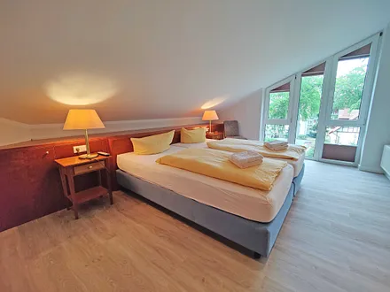 Schlafzimmer mit Doppelbett