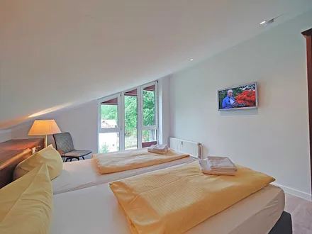 Schlafzimmer mit Doppelbett