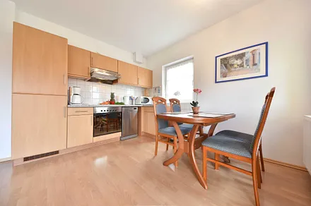 Küchenzeile mit Esstisch